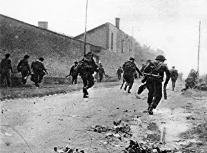 World War 2 Invasion Drucke: British Commandos Advancing in Normandy; Second World War, 1