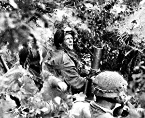 British Airborne Troops Drucke: British First Airborne Troops using a mortar, Arnhem; Second