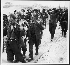 British Troops In Action Drucke: British with Prisoners