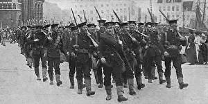 Drucke von Eine Brigade der königlichen Marineries marschiert durch Ostende, Belgien und wird von den Einheimischen begrüßt Belgien Drucke: Britische Marinikommando aus der britischen Armee (Royal Marine)