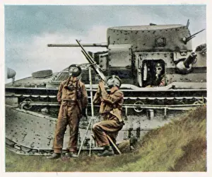 Drucke von Zwei Soldaten mit Gasmaske stehen vor einem neuen britischen Panzer und halten eine Flugabwehrkanone Waffen Und Artillerie Drucke: Britischer Panzer / 1932