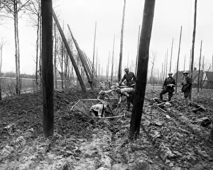 WW1 British Troops Drucke: British troops digging trenches, Western Front, WW1