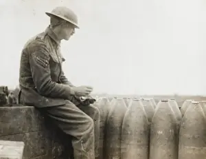 British Soldier WW1 Drucke: Brtish corporal checking shell delivery, WW1