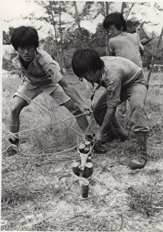 Drucke von Drei bruneiser Scouten sicherten Ropes in Borneo im südöstlichen Asien Verwandte Bilder Drucke: Drei brunesianische Scouts
