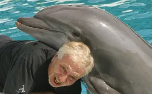 Porträt des Fotografen Leandro A. Stanzani mit Delfin