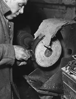 Industrial Worker Drucke: Buffing Handbag Frames