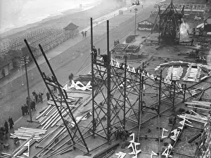 Ein Holzbauwerk für eine Riesenbahn am Ramsgater Meerstrand