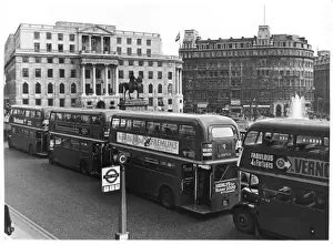 Drucke von Vier Routemaster-London-Busse stehen auf der Seite des National-Galleries im Trafalgar-Square mit dem südafrikanischen Botschaftsgebäude hinter ihnen Bus Drucke: Busse am Trafalgar Square