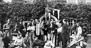 Drucke von Samstagmorgen regelmäßige Besucher versammeln sich auf der Rasen vor dem The Bush Hotel an der Farnham High Street, Surrey, England 1965 Farnham Drucke: Brauerei im Bush regelmäßige Gäste in Farnham
