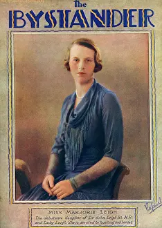 Drucke von Die Vorderseite von 'The Bystander', die einen Farbphotographie von Raphael mit Miss Marjorie Leigh, Debütantentochter des Sir John Leigh Bt., M.P. und Lady Leigh zeigt Raphael Drucke: Zuschauerfront-Cover mit Miss Marjorie Leigh