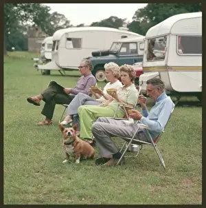 Zelten Paare und Dachshund