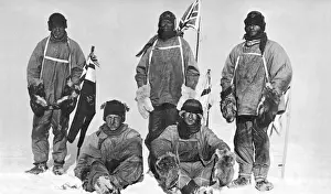 Drucke von Fotografie zeigend Kapitän Scott und sein Sledge-Team am Südpol, dem 18ten Januar 1912. Vl.l.r., stehend: Lt. Oates, Kapitän Scott, Petty Officer Evans. Sitzen v.l.n.: Lt. Bowers und Dr.Wilson S Drucke: Kapitän Scott und seine Männer am Südpol, 1912