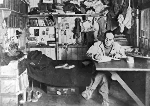 Drucke von Kapitän Robert Falcon Scott (1868 - 1912), britischer Polarforscher und Führer der tragischen Expedition zum Südpol nach dem Jahr 1912, gezeigt im Arbeitszimmer an Bord des Terra Nova S Drucke: Kapitän Scott im Werkstatt auf dem Schiff Terra Nova