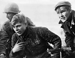 Drucke von Soldaten der 82. amerikanischen Luftlandedivision bringen einen SS-Trooper wieder in die alliierten Linien Schlacht In Den Ardennen Drucke: Gefangener SS-Trooper Belgien