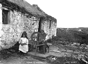 Thatched Cottage Ireland Drucke: Carding and Spinning