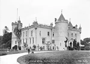 Drucke von Schloss Upton, Temelpatrick - ein schräges Blick auf das Schloss mit zwei Jungen im Vorhof. (Standort : Nordirland , Grafschaft Antrim :Temelpatrick) Datum : um frühes Jahrhundert 1900 Historische Schlösser Drucke: Schloss Upton, Templepatrick