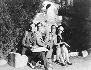 Drucke von Eine Gruppe von Aufklärern zeichnen am Cap-Ferrat - von links, Cecil Beaton, der Ehrenvize Adlai Stevenson , Rex Whistler und Elizabeth Lowndes . Datum : 1927 W Drucke: Cecil Beaton, Rex Whistler und Stephen Tennant auf Cap Ferrat
