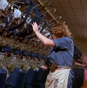 Textile Manufacturing Drucke: Checking blue woollen threads