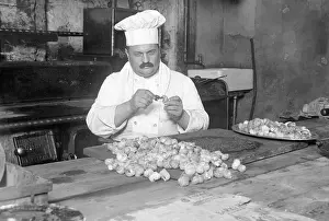 Köchin mit Schnecken