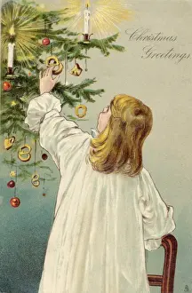 Kind kleidet Baum