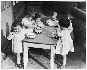 Kinder putzen Zähne