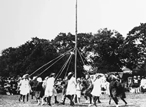 Maypole Dancing Drucke: Children dancing round a maypole