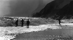 Irish Coastal Landscape Photography Drucke: Children Play in Waves
