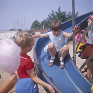 Children Playing Drucke: Children Playing