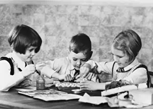 Gift Boxes Drucke: Children Wrap Presents