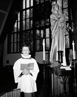 Musik Drucke: Junge Chorsänger singt allein im Kirchengebäude von Horley, Surrey