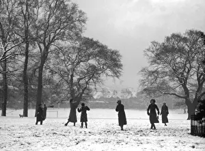 Drucke von Mädchen werfen Schneeballs im Brockwell-Park nahe der Herne-Hill-Station in Südlondon während des ersten Weihnachtsfeiers von Weltkrieg Zwei Brockwell Park Drucke: Weihnachts Schneebällchen 1939