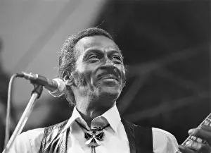Drucke von Chuck Berry war ein Gründer des Rocks und Roultes Musik; einer der größten Sänger, Songwriter und Darsteller in dieser Musik ohne dessen wäre die Popmusik sehr anders gewesen Penzance Drucke: Chuck Berry auf der Bühne