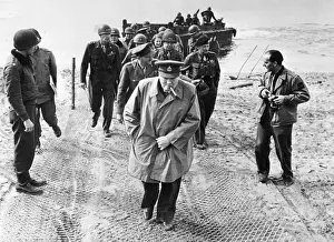 Drucke von Britischer Premierminister Winston Churchill auf der deutschen besetzten Ostseite des Rheins, mit Feldmarschall Montgomery (im Berett) und Feldmarschall Brooke (unmittelbar hinter Churchill) Generäle Und Führer Drucke: Winston Churchill und Montgomery überqueren den Rhein, 1945
