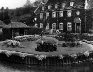 Cotswolds Village Scenes Drucke: Circular Garden
