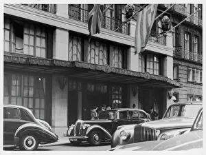 Drucke von Die Vorderseite des Claridge's, eines der renommiertesten Hotels in London Verwandte Bilder Drucke: Klaridge-Hotel 1940er Jahre
