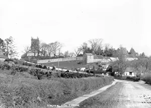 Drucke von Klogher, Comtyr One - ein Blick auf das Dorf und die Kirche zur Linken. Standort: Nordirland; Grafschaft Tyrone; Klogher. Datum: ungefähr Anfang des Jahrhunderts Grafschaft Tyrone Drucke: Klogger, County Tyrone