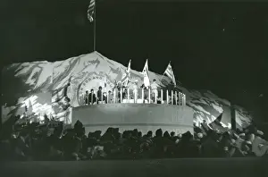Drucke von Flaggen aus Ländern weltweit werden auf der Abschlussshow des nationalen Jamborées gezeigt, das die Feier seines fünfzigjährigen Jubiläums im USA anstrebte Colorado Drucke: Schlussveranstaltung des Scout-Jumborees von 1960