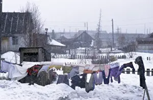 Kleidung trocknet im Schneefall, Sibirien