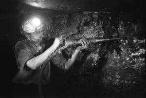 Steinkohlebergbau Drucke: Grabungsarbeiter mit Bohrmaschine / 1956