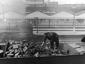 Liverpool Street Station History Drucke: Coaling a Train