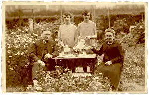 Historical Garden Scene Drucke: Coffee in the Garden