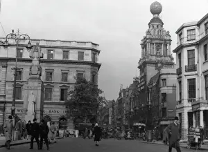 Drucke von Das Londontor, an der St-Martin-Lane im Londoner Stadtteil ist jetzt das Zentrum des englischen National Operns (ENO) Die Gedenkstatue für Edith Cavell befindet sich vorne links am Tag 1947 Theater Drucke: Kollisium, London