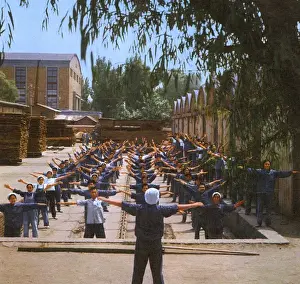 Drucke von Sammelübung für Arbeiter im Holzlagerhaus während der kulturellen Revolutionzeit in Kommunistischer China, ca. 1970 Kulturelle Revolutionen Drucke: KommunistischesChina - Gemeinschaftsübungsstunde
