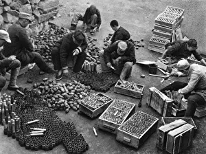 Communist China Propaganda Drucke: Communist China - sorting weapons and ammunition