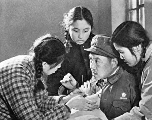 Drucke von Sozialistische Volksrepublik China – ein Militärarzt trainiert drei junge Frauen als sogenannte 'Barefoot Doctors', meist Dorfbewohnerinnen und -bauer Kulturelle Revolutionen Drucke: Sozialistische Volksrepublik China - Schulung barfußer Ärzte