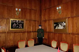 Drucke von Ein Blick auf eine Konferenztabelle und zwei Fotos an den Wänden im Livadia-Palast (Livadija), Jalta, Ukraine, wo der historische Besprechungstag vom Februar 1945 zwischen Stalin Ukraine Drucke: Konferenztisch und Fotos im Livadiapalast in Jaltaschtraße (Ukraine)