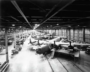 Drucke von Die endgültige Montagestelle des Consolidated B-24 Liberator auf der Ford-Motor-COMPANYs Werkstatt in Willow Run Betrug die Gesamtzahl von insgesamt 18.482 gebauten Flugzeugen eine Hälfte Flugzeuge Und Luftfahrt Drucke: Ford Consolidierte B-24 Liberador letzte Montagebühne