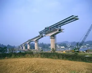 Drucke von Bau der Brücke über den Torridge nahe Bideford im Devonshire mit dem Verkehrsweg A39. Sie wurde 1987 eröffnet. Datum: ungefähr 1987 Bideford Drucke: Bau der Torridge Brücke in nahe gelegener Bideford, Devon