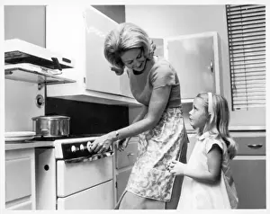 Domestic Life In The 60s Drucke: Cooking Dinner
