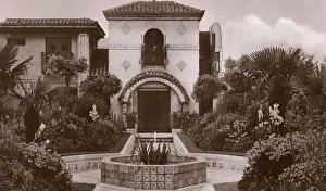Kensington High Street History Drucke: A corner of the Spanish gardens at Derry and Toms, c. 1940s